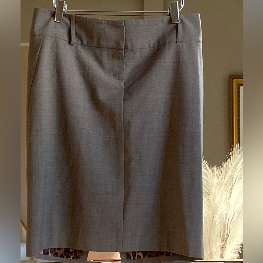 Women’s Beautiful Taupe Lined Pencil Skirt! Sz 6! Gorgeous slit in the back.